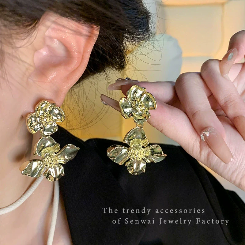 Wholesale Alloy Flower Earrings For Women Electroplated Light Luxury Retro Style - Image 3