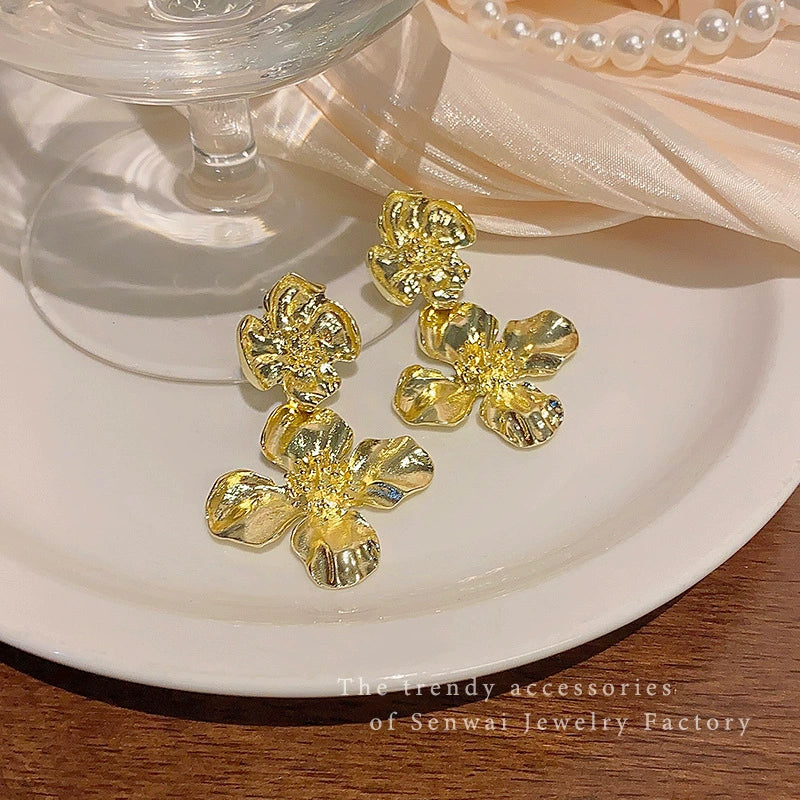 Wholesale Alloy Flower Earrings For Women Electroplated Light Luxury Retro Style - Image 4