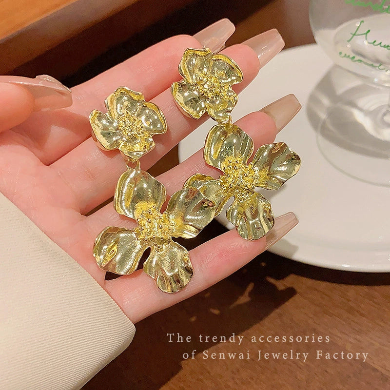 Wholesale Alloy Flower Earrings For Women Electroplated Light Luxury Retro Style - Image 6