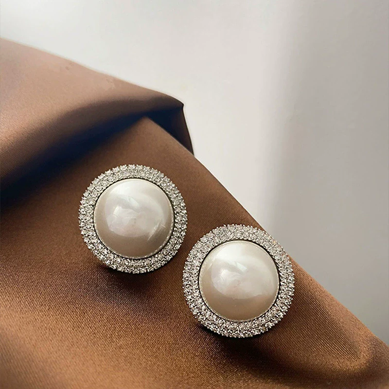 Wholesale Alloy Geometric Earrings With Diamond And Pearl Retro Light Luxury Electroplated For Women - Image 10