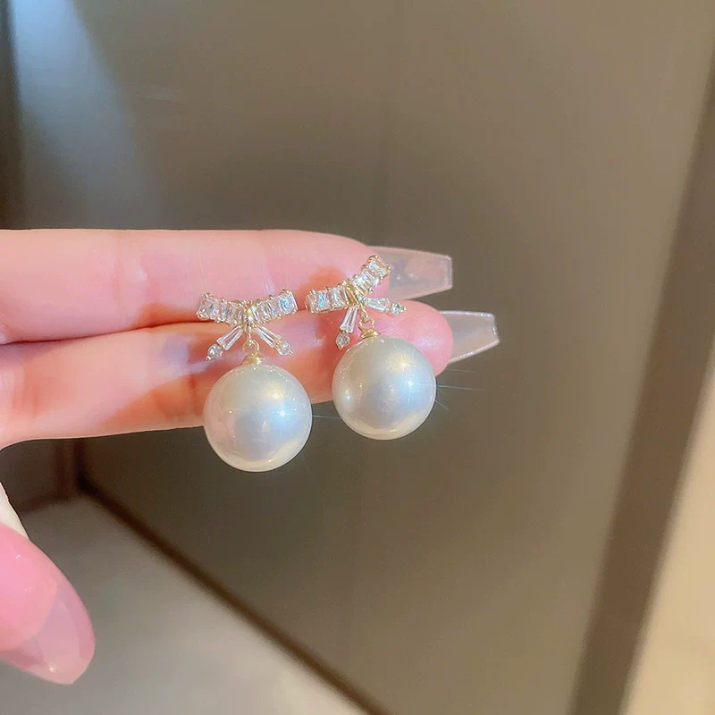 Wholesale Alloy Geometric Earrings With Diamond And Pearl Retro Light Luxury Electroplated For Women - Image 14