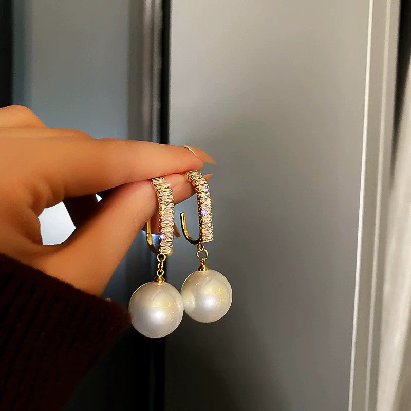Wholesale Alloy Geometric Earrings With Diamond And Pearl Retro Light Luxury Electroplated For Women - Image 18