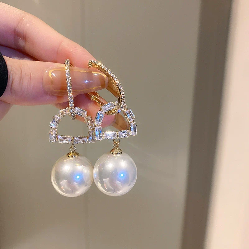 Wholesale Alloy Geometric Earrings With Diamond And Pearl Retro Light Luxury Electroplated For Women - Image 28
