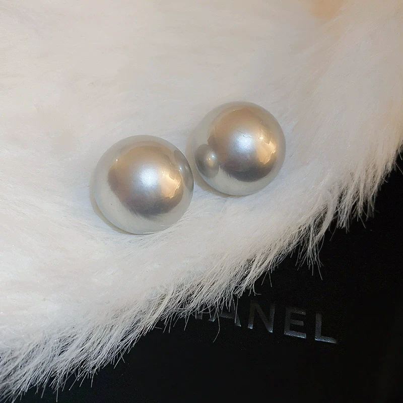 Wholesale Alloy Geometric Earrings With Diamond And Pearl Retro Light Luxury Electroplated For Women - Image 51