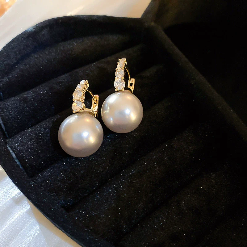 Wholesale Alloy Geometric Earrings With Diamond And Pearl Retro Light Luxury Electroplated For Women - Image 8