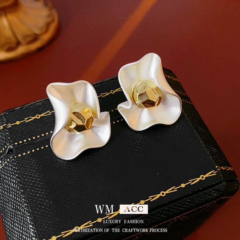 Wholesale Alloy Geometric Electroplated Pleated Round Earrings For Women Highend Cold Style - Image 4
