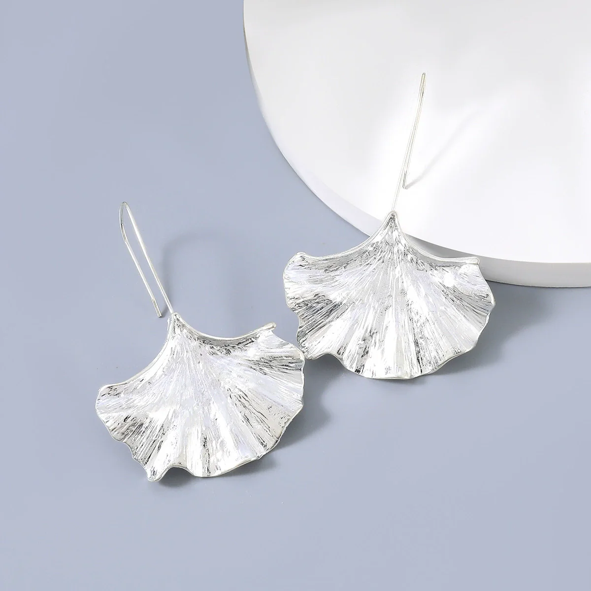 Wholesale Alloy Ginkgo Leaf Fashion Exaggerated Vintage Electroplated Women's Earrings - Image 2