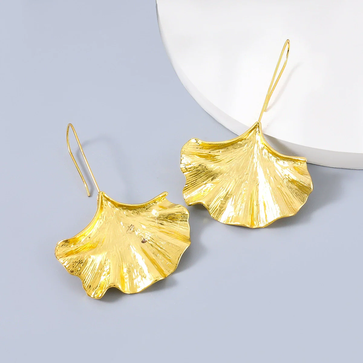 Wholesale Alloy Ginkgo Leaf Fashion Exaggerated Vintage Electroplated Women's Earrings - Image 3