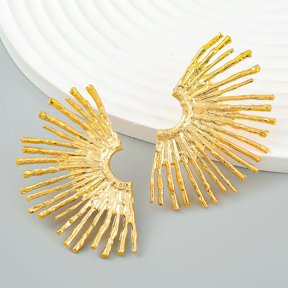 Wholesale Alloy Half Sunflower Women's Ear Jewelry With Electroplating And Vintage Metallic Style - Image 3
