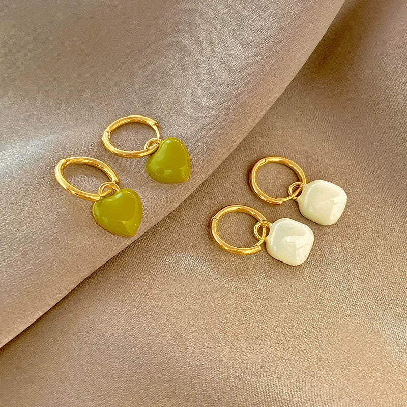 Wholesale Alloy Heartshaped Electroplated Women's Stud Earrings Light Luxury Style