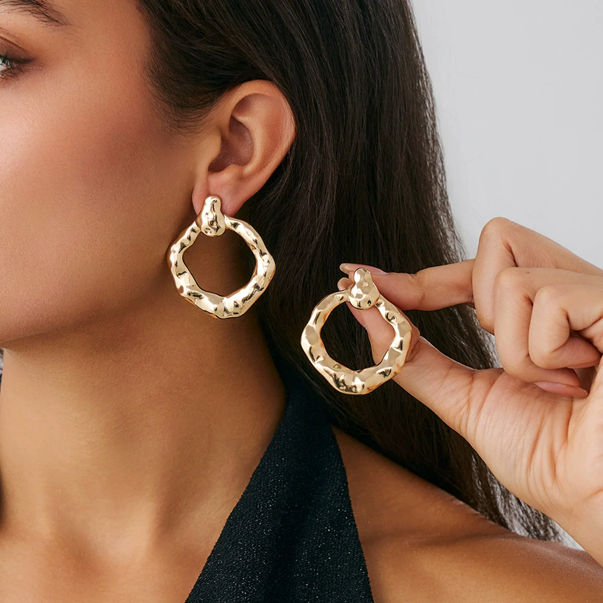 Wholesale Alloy Pleated Geometric Cut Out Spiral Flower Design Electroplated Women's Earrings - Image 12