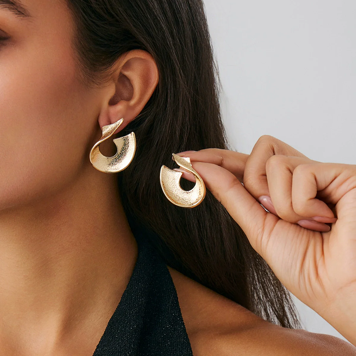 Wholesale Alloy Pleated Geometric Cut Out Spiral Flower Design Electroplated Women's Earrings - Image 14