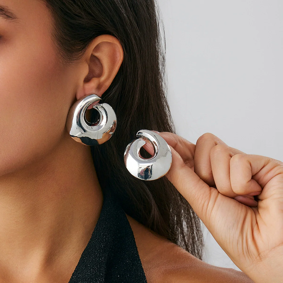 Wholesale Alloy Pleated Geometric Cut Out Spiral Flower Design Electroplated Women's Earrings - Image 18