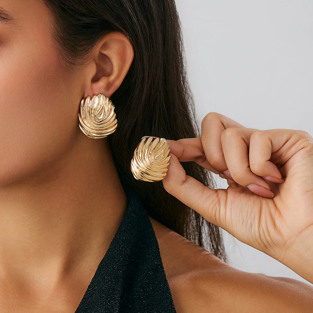 Wholesale Alloy Pleated Geometric Cut Out Spiral Flower Design Electroplated Women's Earrings - Image 6