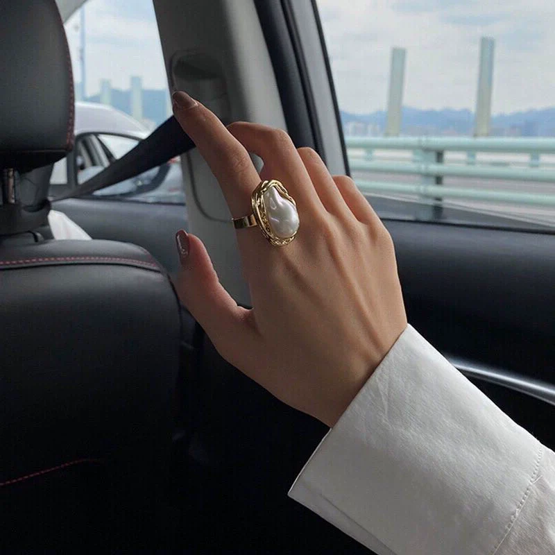 Wholesale Alloy Retro Geometric Asymmetrical Ushaped Pearl Ring For Women With Electroplating Treatment - Image 4