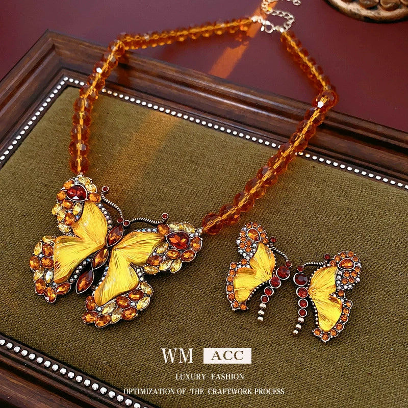 Wholesale Alloy Vintage Necklace Set With Diamonds Featuring Butterfly Pattern
