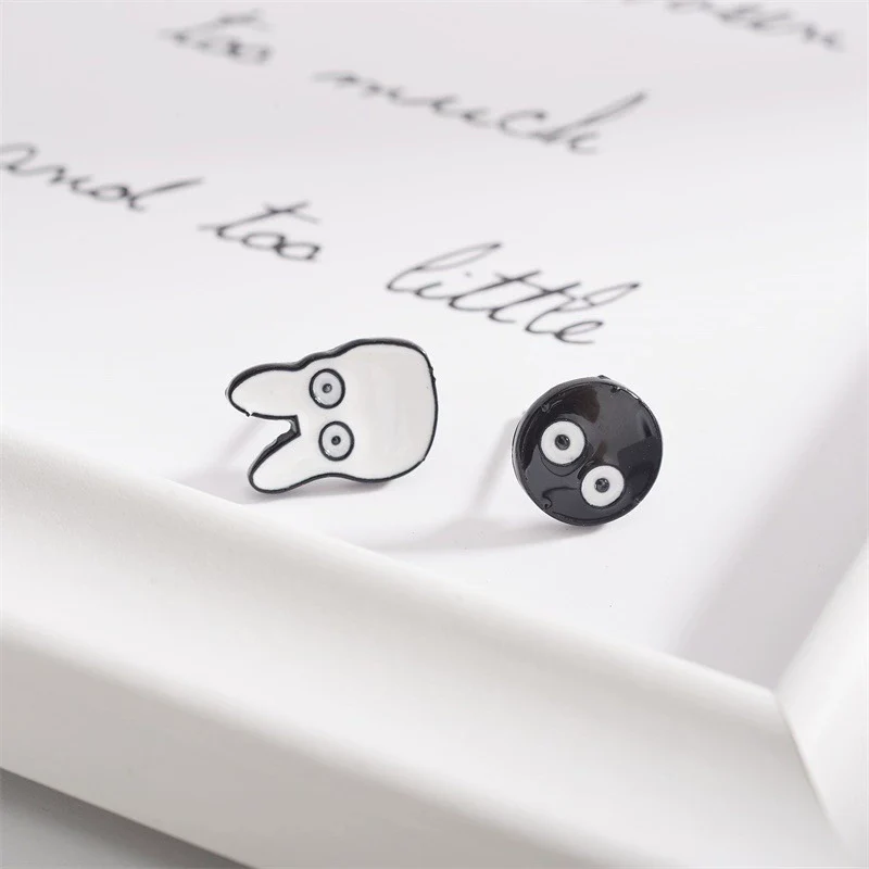 Wholesale Alloy Women's Cartoon Doll Geometric Asymmetric Electroplated Earrings - Image 2