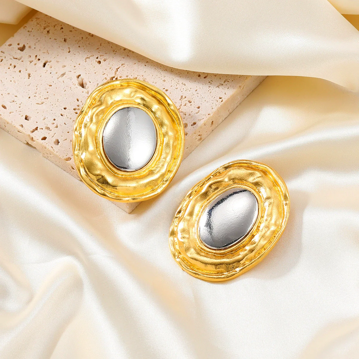 Wholesale Alloy Women's Geometric Round Electroplated Earrings In Gold And Silver Color Matching - Image 2