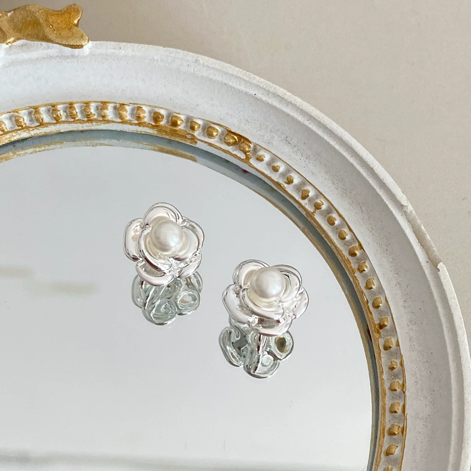 Wholesale Copper Ear Clips Retro Camellia Pearl Light Luxury Geometric Electroplated For Women - Image 7