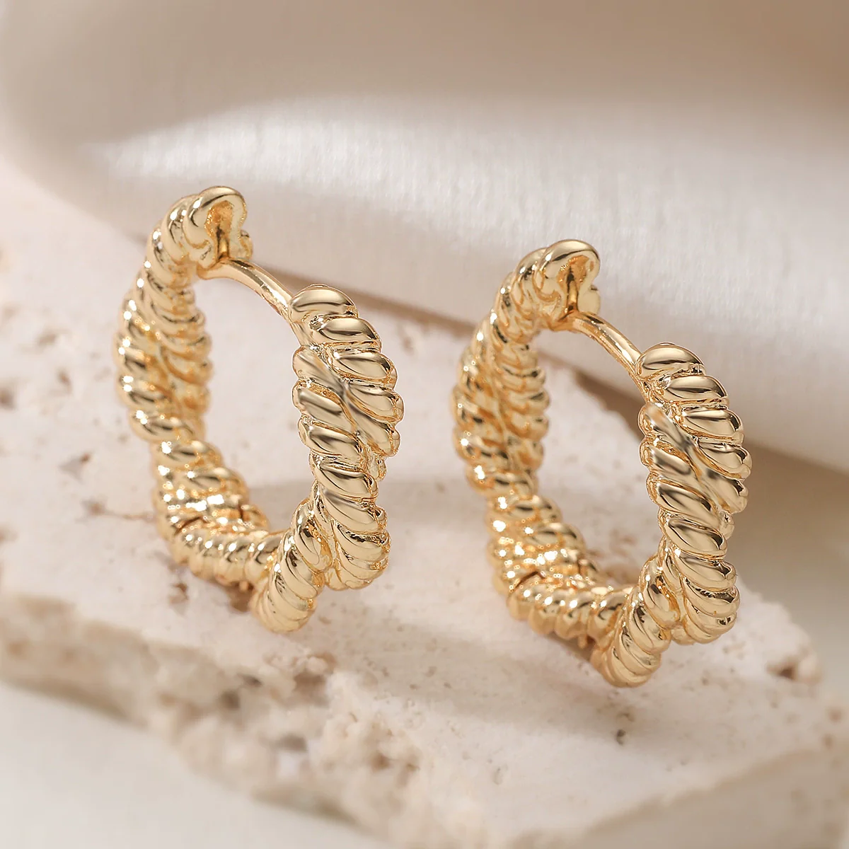 Wholesale Copper Electroplated 18K Gold Geometric Twisted Retro Earrings For Women - Image 2