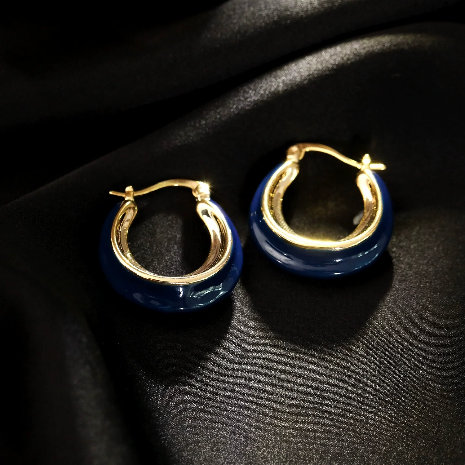 Wholesale Copper French Retro Klein Blue Oil Drop Geometric Women's Earrings With Dripping Oil Design - Image 2