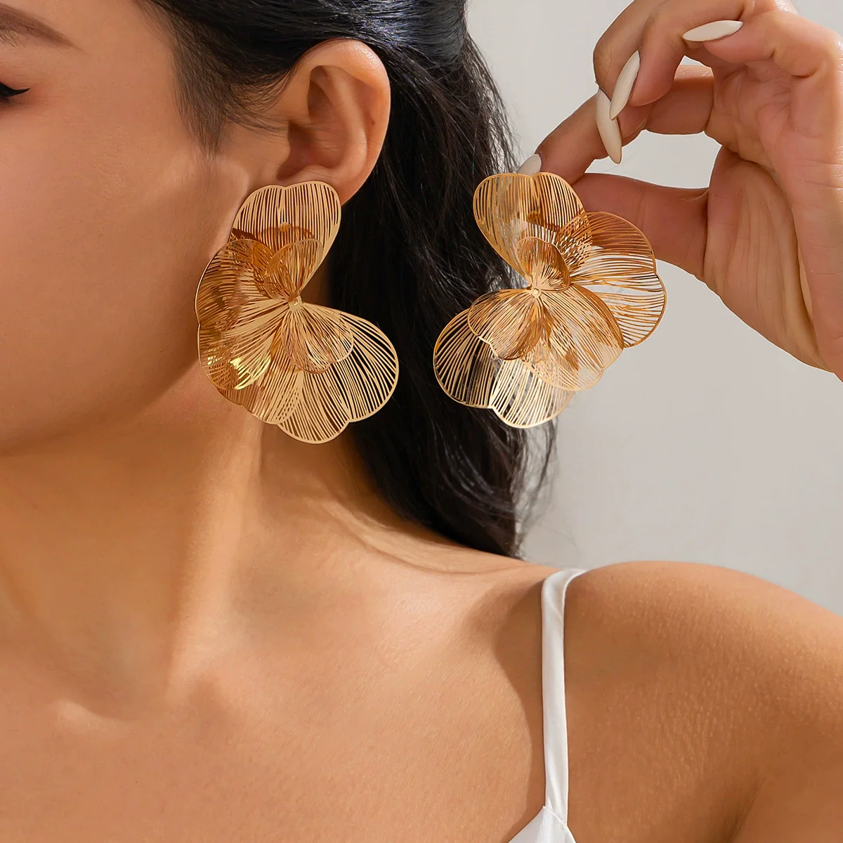 Wholesale Copper Hollow Gingko Leaf Earrings For Women Electroplated Minimalist Style - Image 6