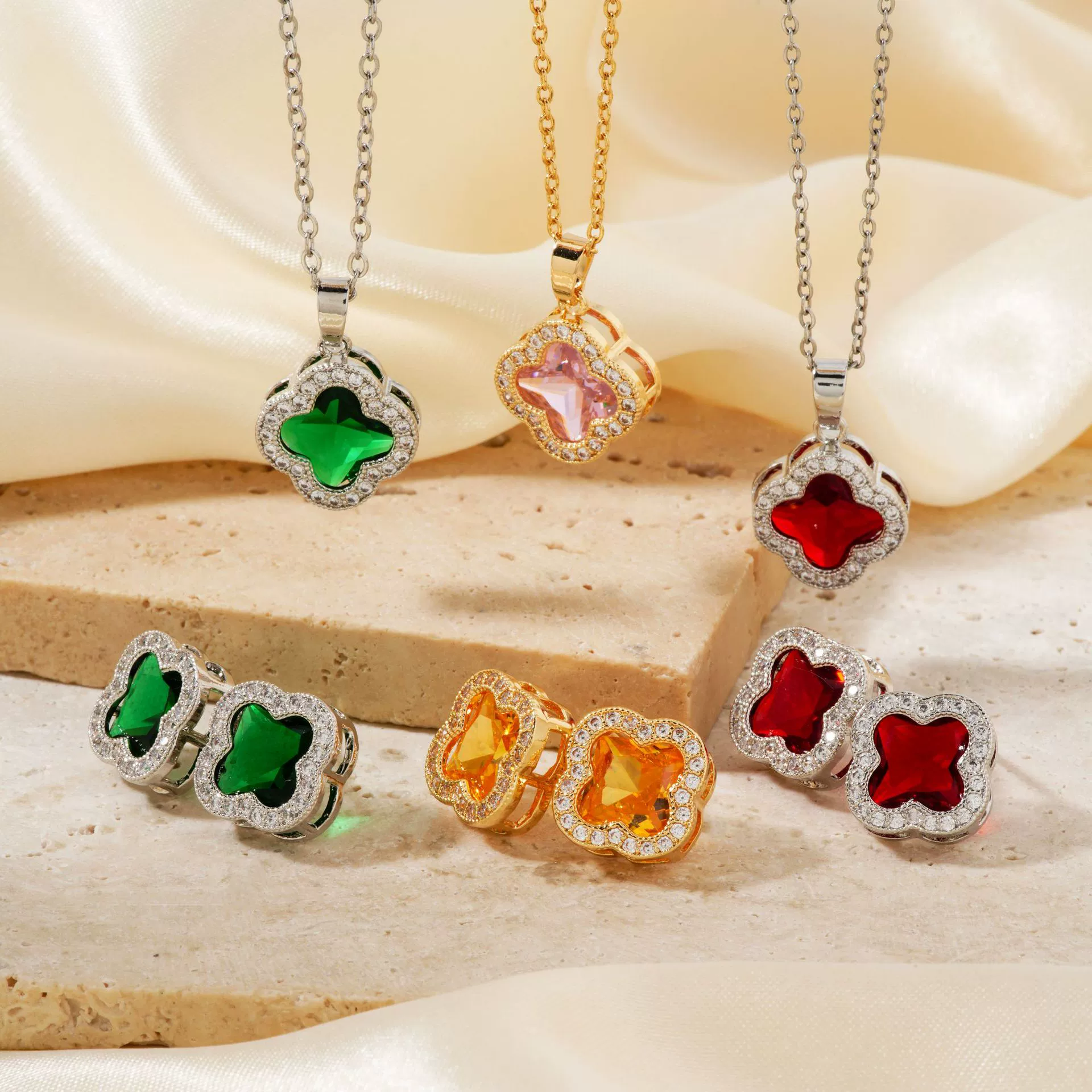 Wholesale Copper Inlaid Zircon Natural Plants And Flowers Style Fourleaf Clover Earrings And Necklace Twopiece Jewelry Set - Image 3