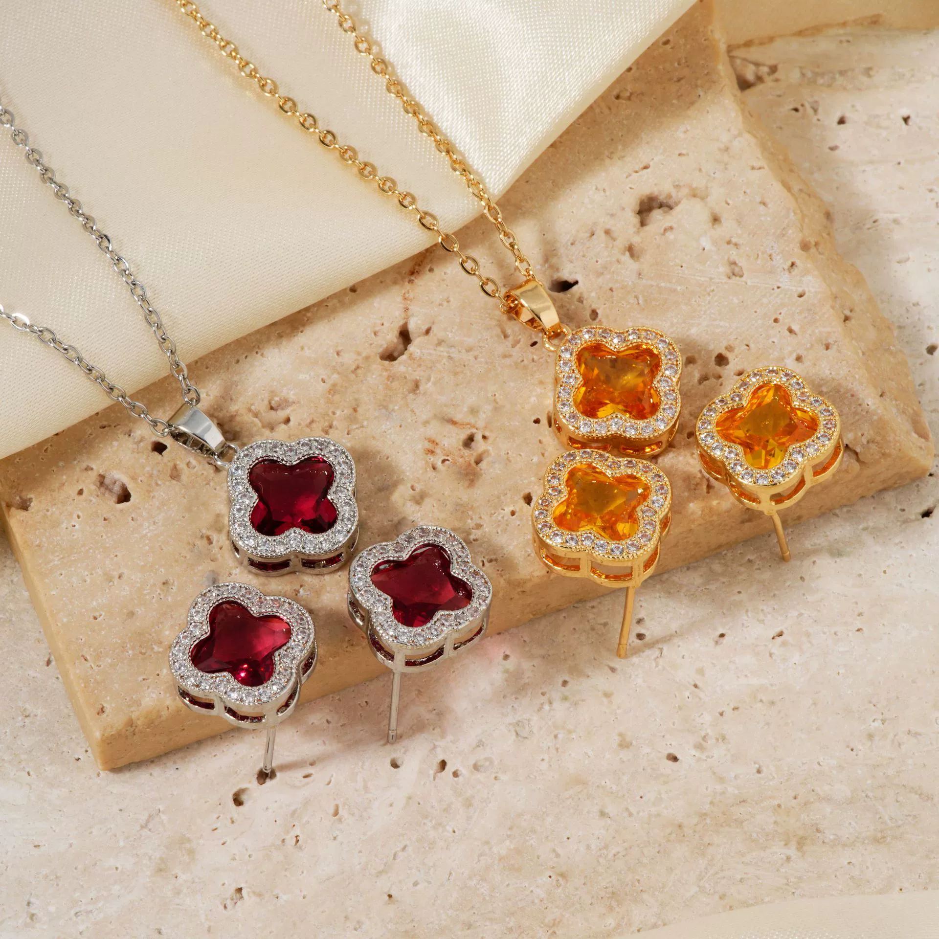 Wholesale Copper Inlaid Zircon Natural Plants And Flowers Style Fourleaf Clover Earrings And Necklace Twopiece Jewelry Set - Image 4