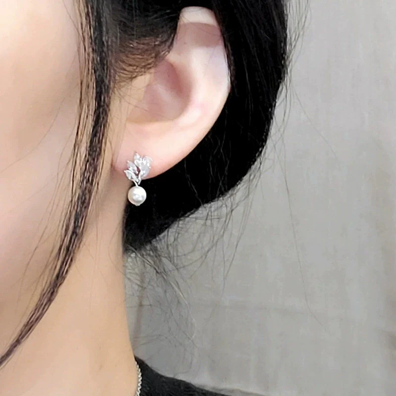 Wholesale Copper Inlaid Zircon Women's Earrings Simple Geometric Style With Leaf Shape And Imitation Pearl - Image 3