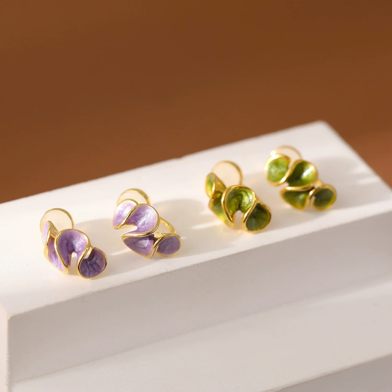 Wholesale Copper Women's Light Luxury Flower Geometric Electroplated Pleated Metal Ear Clip Earrings - Image 2