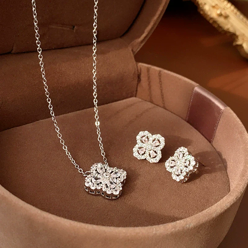 Wholesale Copper Zirconia Flower Hollow Women's Highend Clavicle Necklace