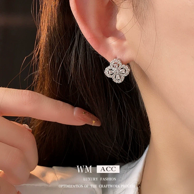Wholesale Copper Zirconia Flower Hollow Women's Highend Clavicle Necklace - Image 2