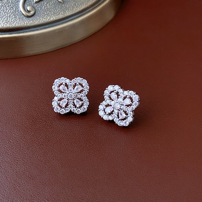 Wholesale Copper Zirconia Flower Hollow Women's Highend Clavicle Necklace - Image 7