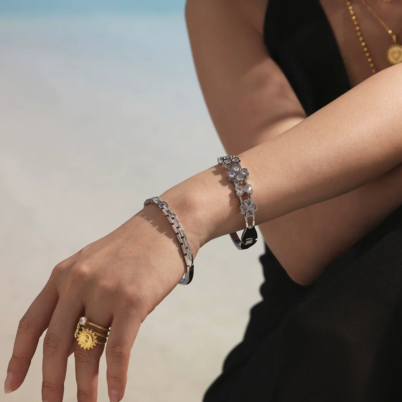 Wholesale Creative Hollow Love Four Leaf Flower Inlaid Zircon Stainless Steel Gold Plated Bracelet Jewelry - Image 3