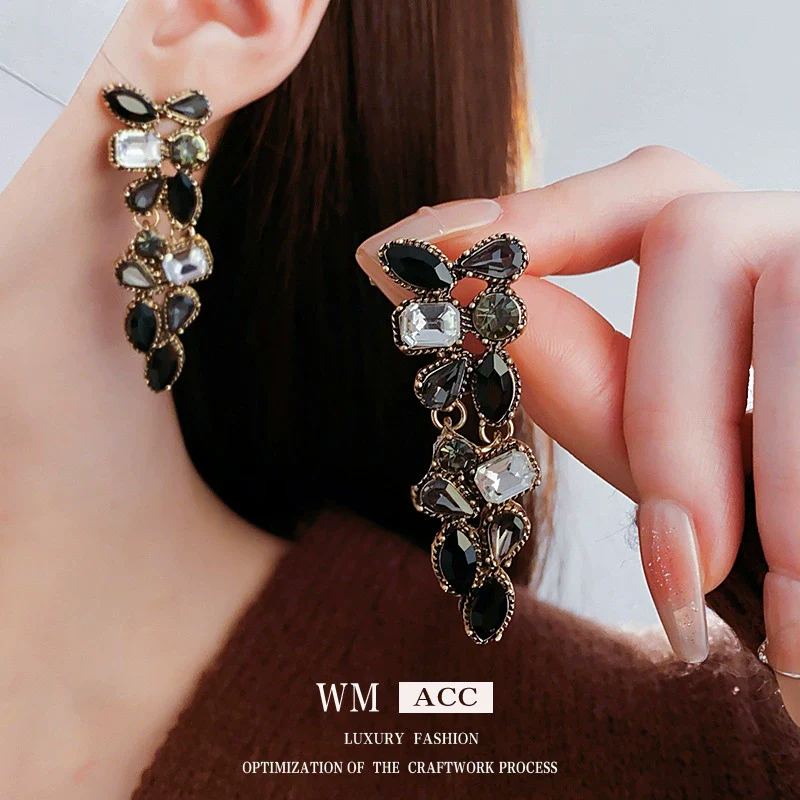 Wholesale Diecast Zirconembedded Geometric Water Drop Clavicle Necklace With Electroplating Treatment - Image 3