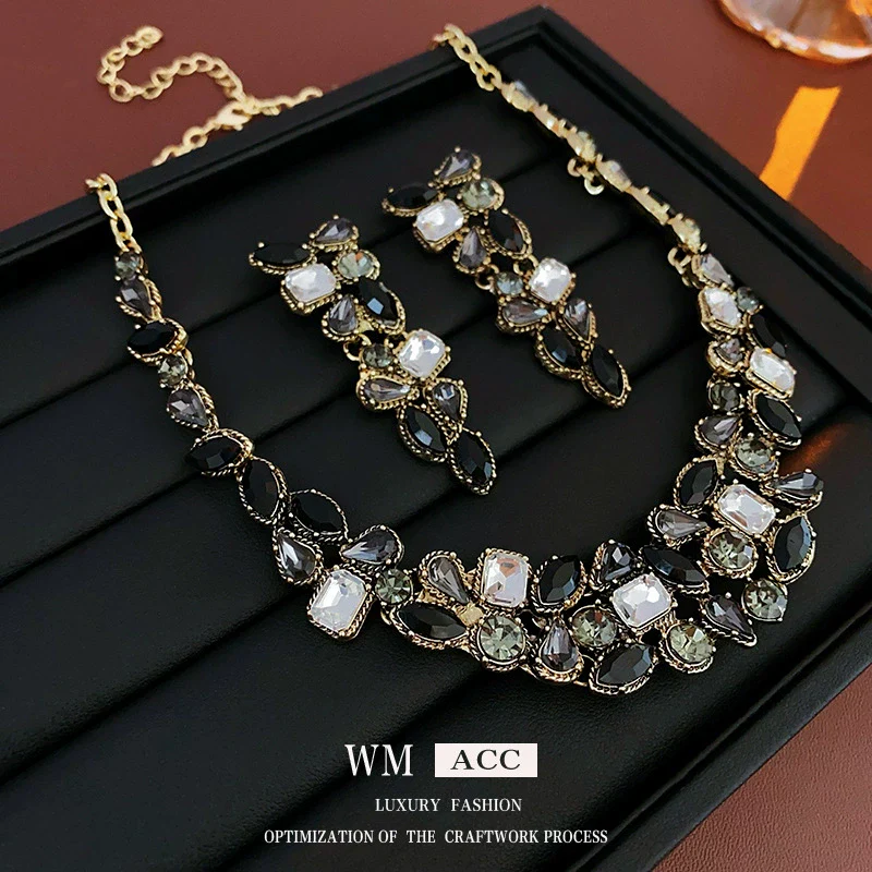 Wholesale Diecast Zirconembedded Geometric Water Drop Clavicle Necklace With Electroplating Treatment - Image 4