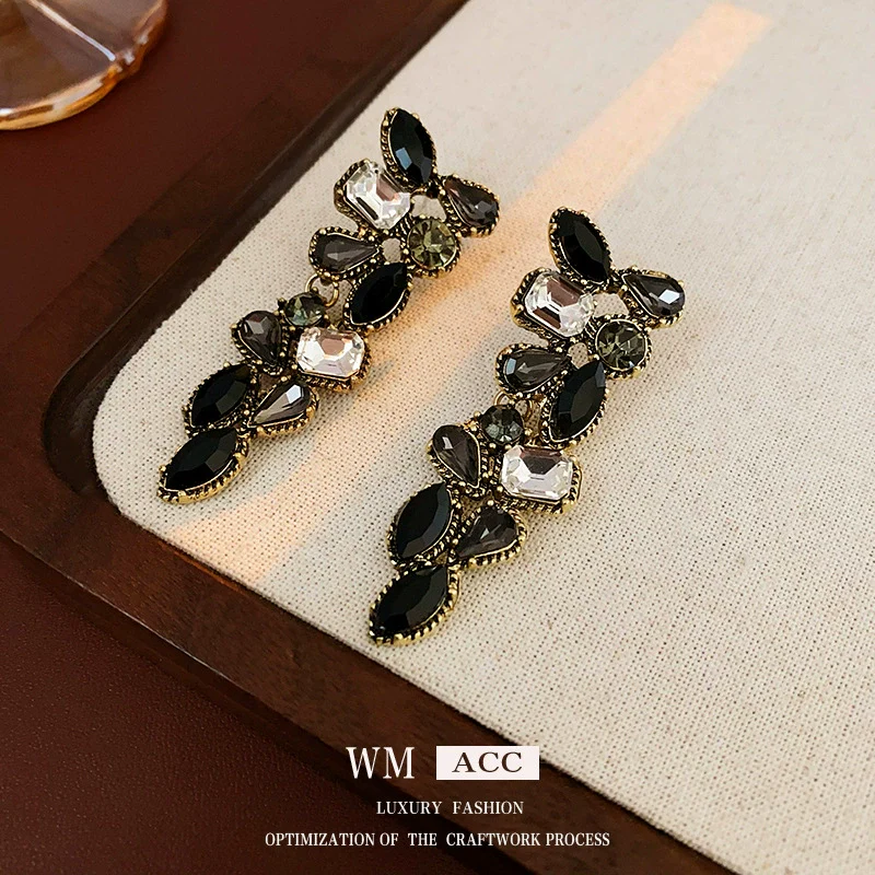 Wholesale Diecast Zirconembedded Geometric Water Drop Clavicle Necklace With Electroplating Treatment - Image 6