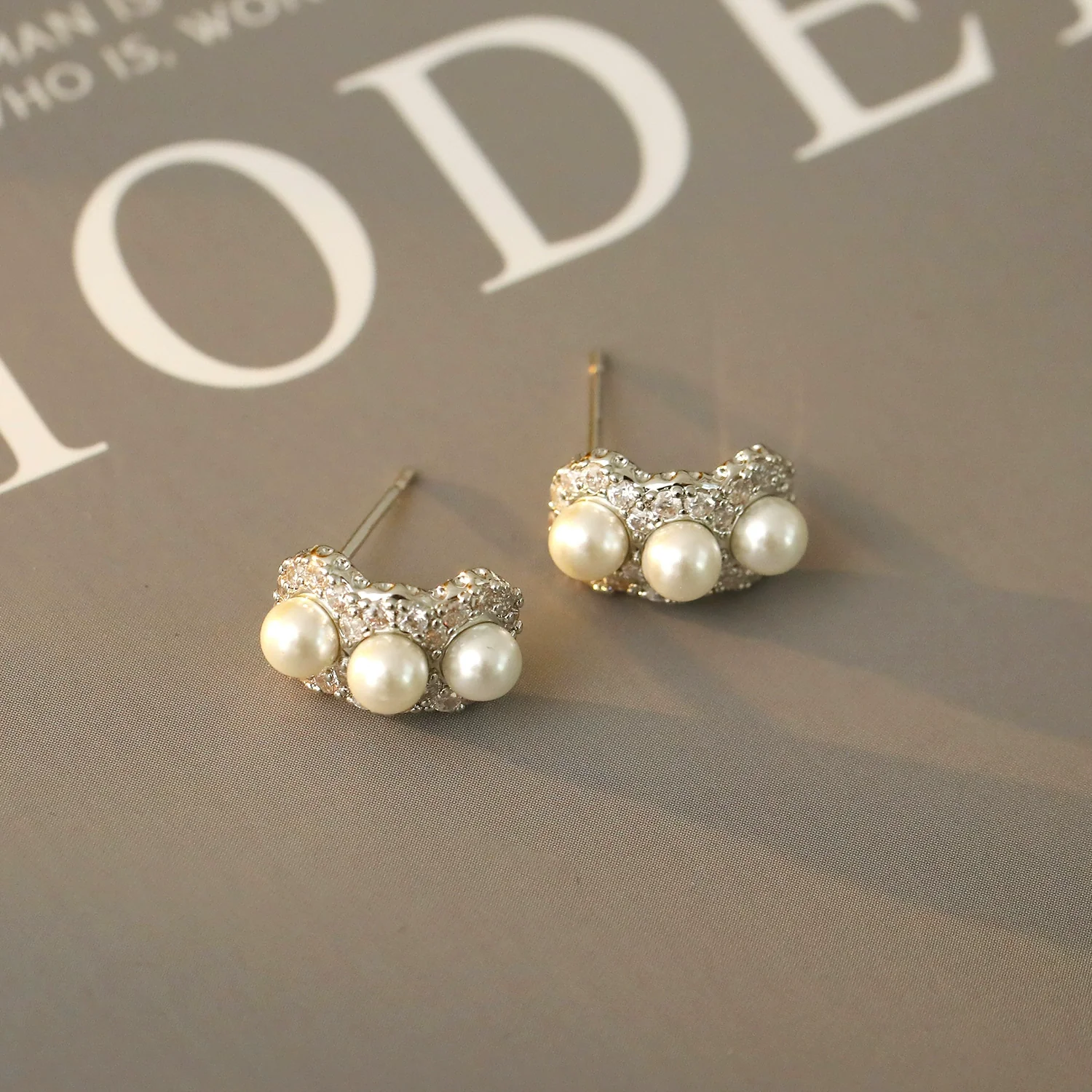 Wholesale Ear Jewelry French Retro Style Geometric Cshaped Copper Electroplating Zircon Pearl Earrings - Image 2