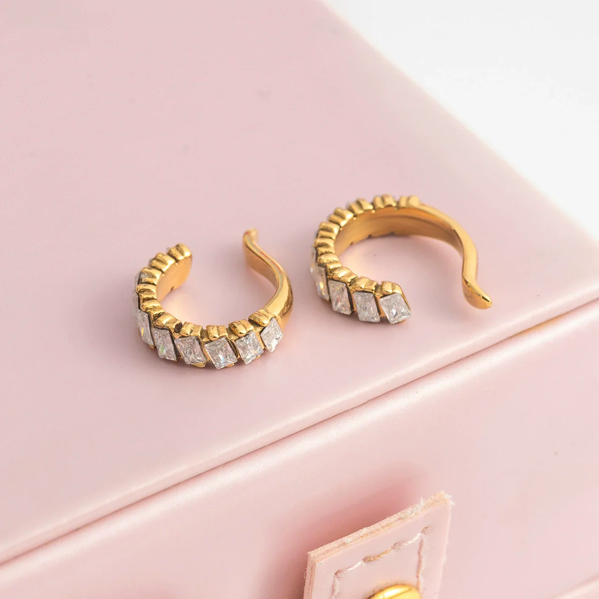 Wholesale Electroplated 18K Gold Geometric Stainless Steel Ear Clips For Women - Image 3