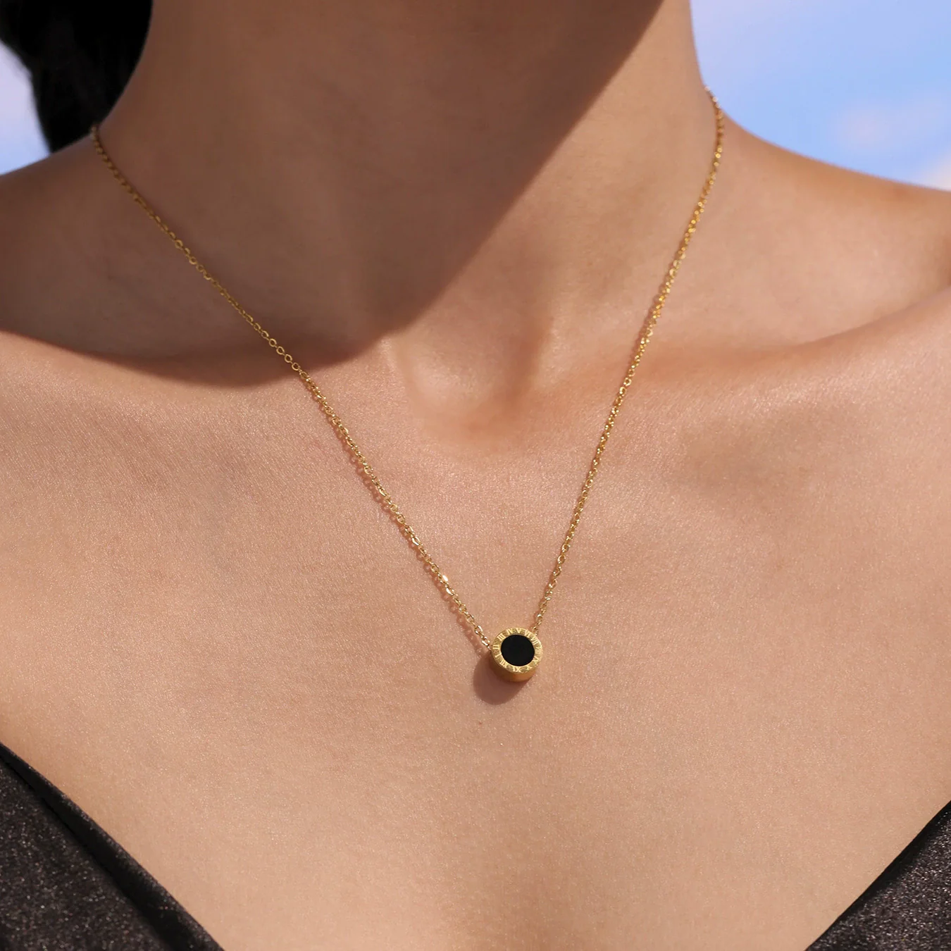 Wholesale Electroplated Geometric Roman Numerals Singlesided Black And White Shell Pendant Necklace And Bracelet Jewelry Set For Women Made Of Stainless Steel - Image 3