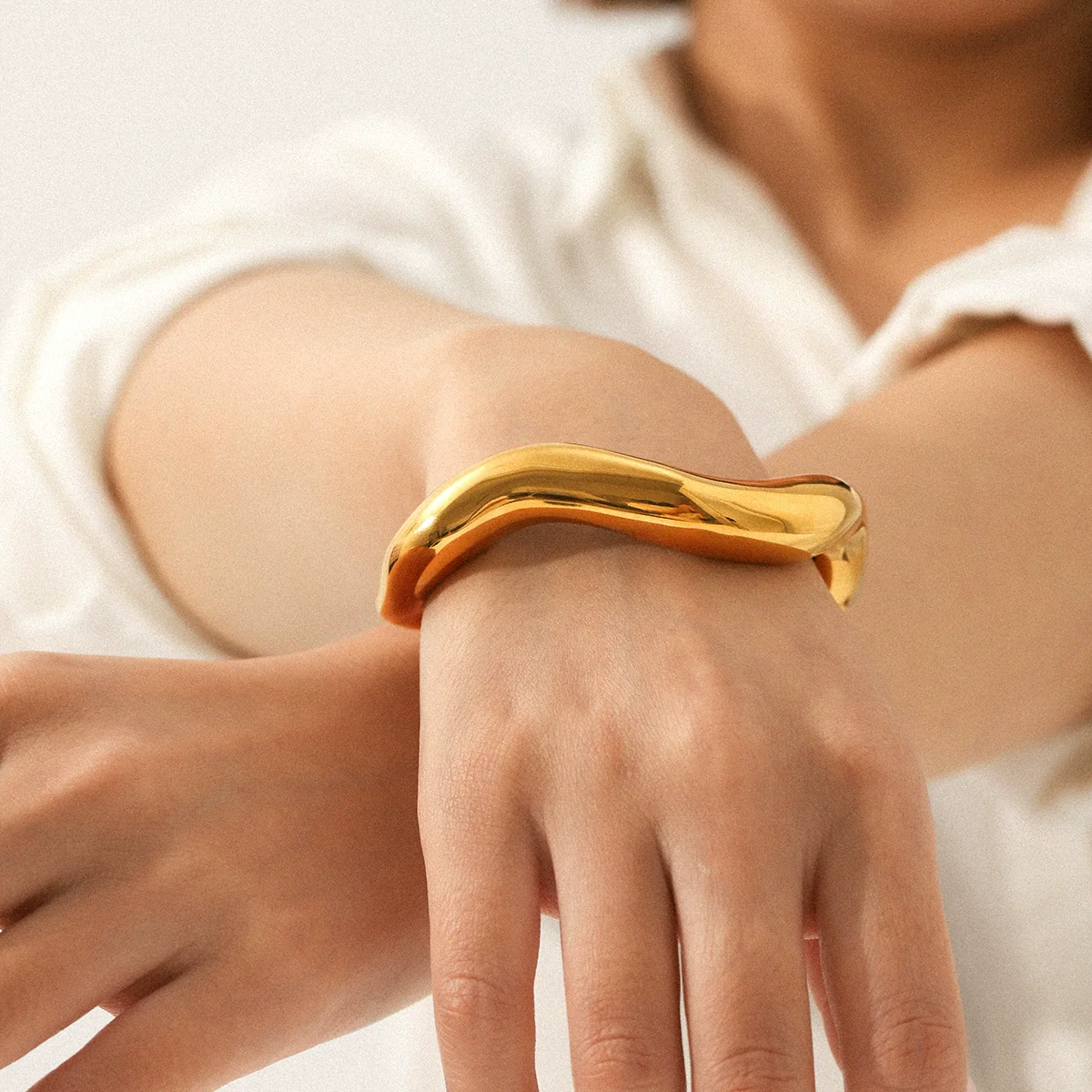 Wholesale Electroplated Stainless Steel Asymmetrical Open Bracelet Hand Jewelry