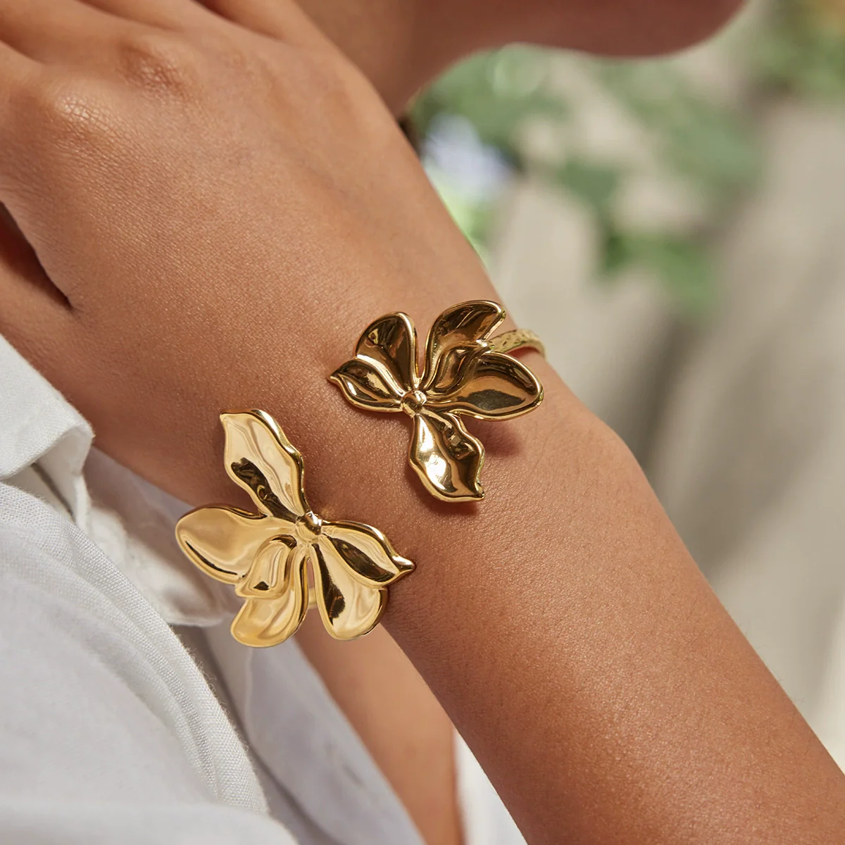 Wholesale Electroplated Stainless Steel Flower Bracelet For Women - Image 2