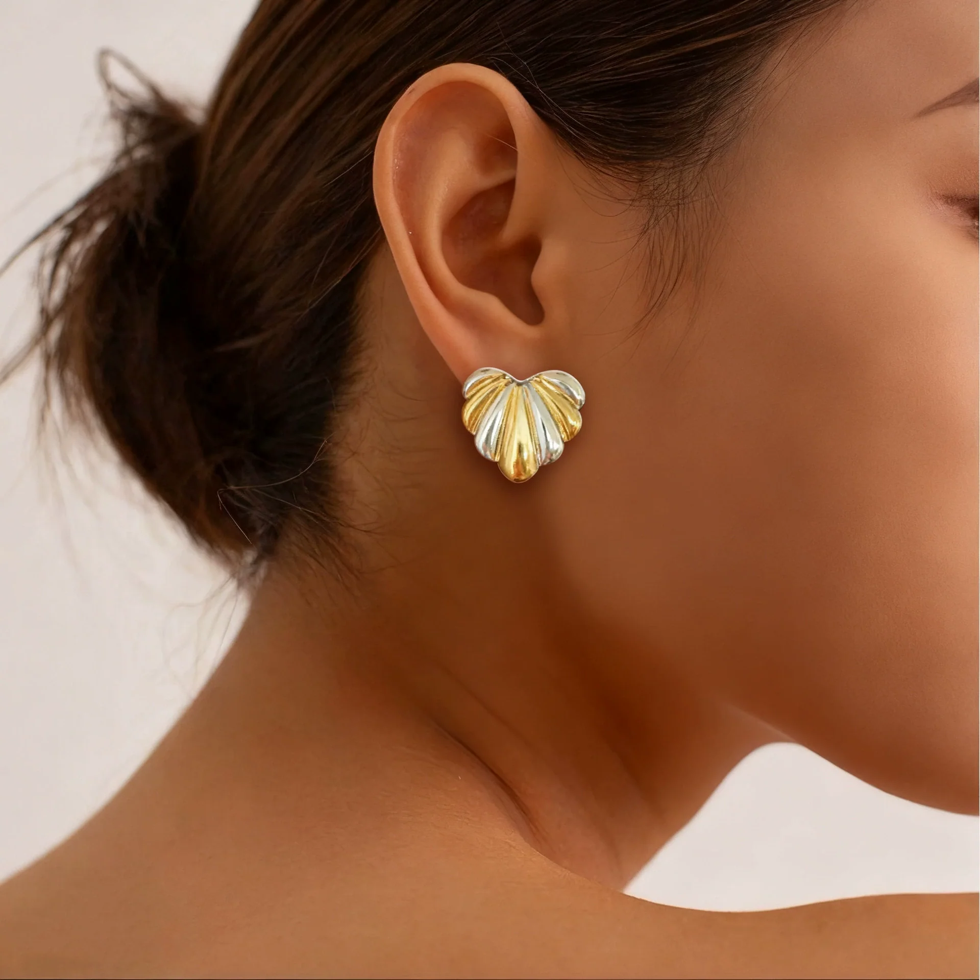 Wholesale Electroplated Stainless Steel Heartshaped Love Earrings For Women Highend Fashion - Image 2