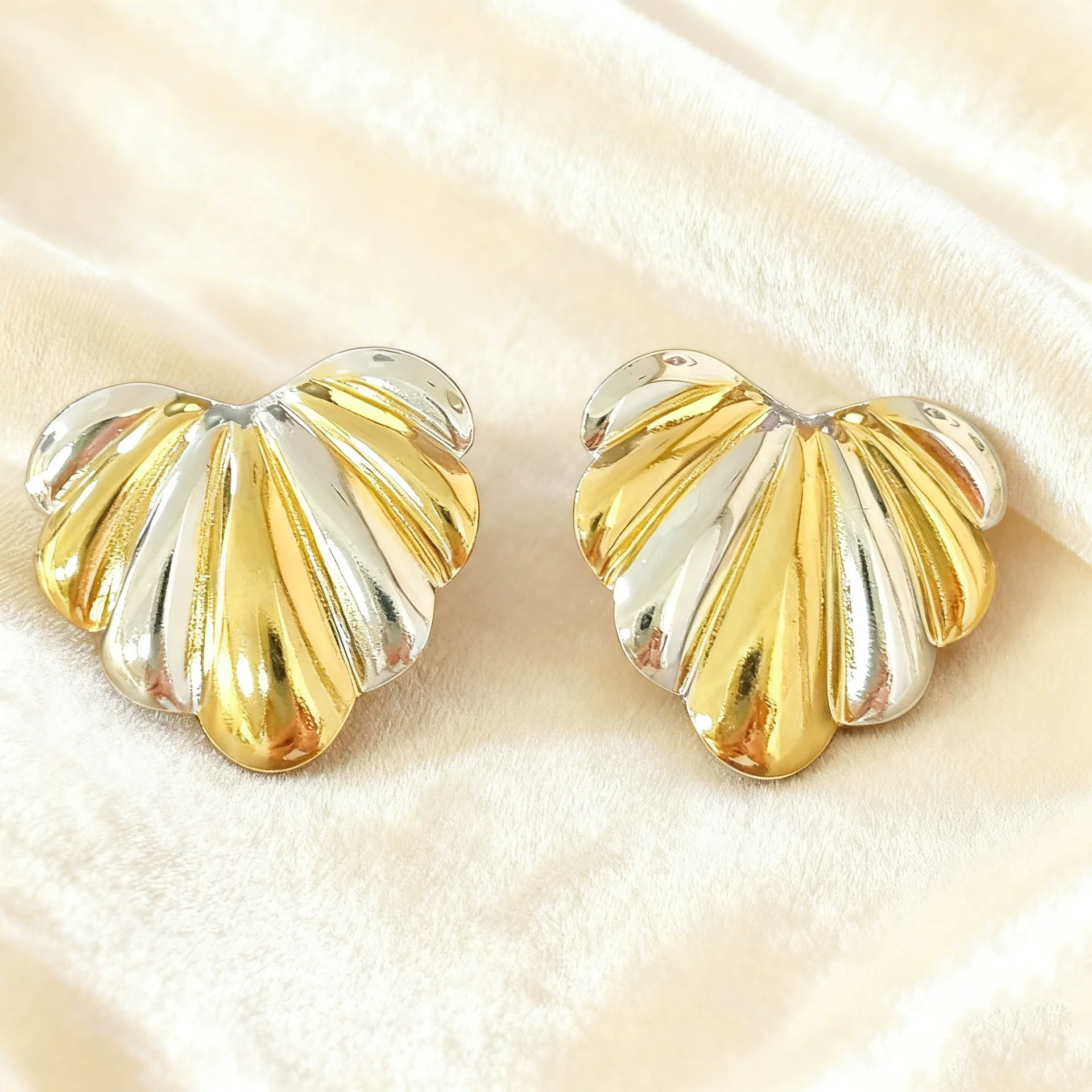 Wholesale Electroplated Stainless Steel Heartshaped Love Earrings For Women Highend Fashion - Image 3