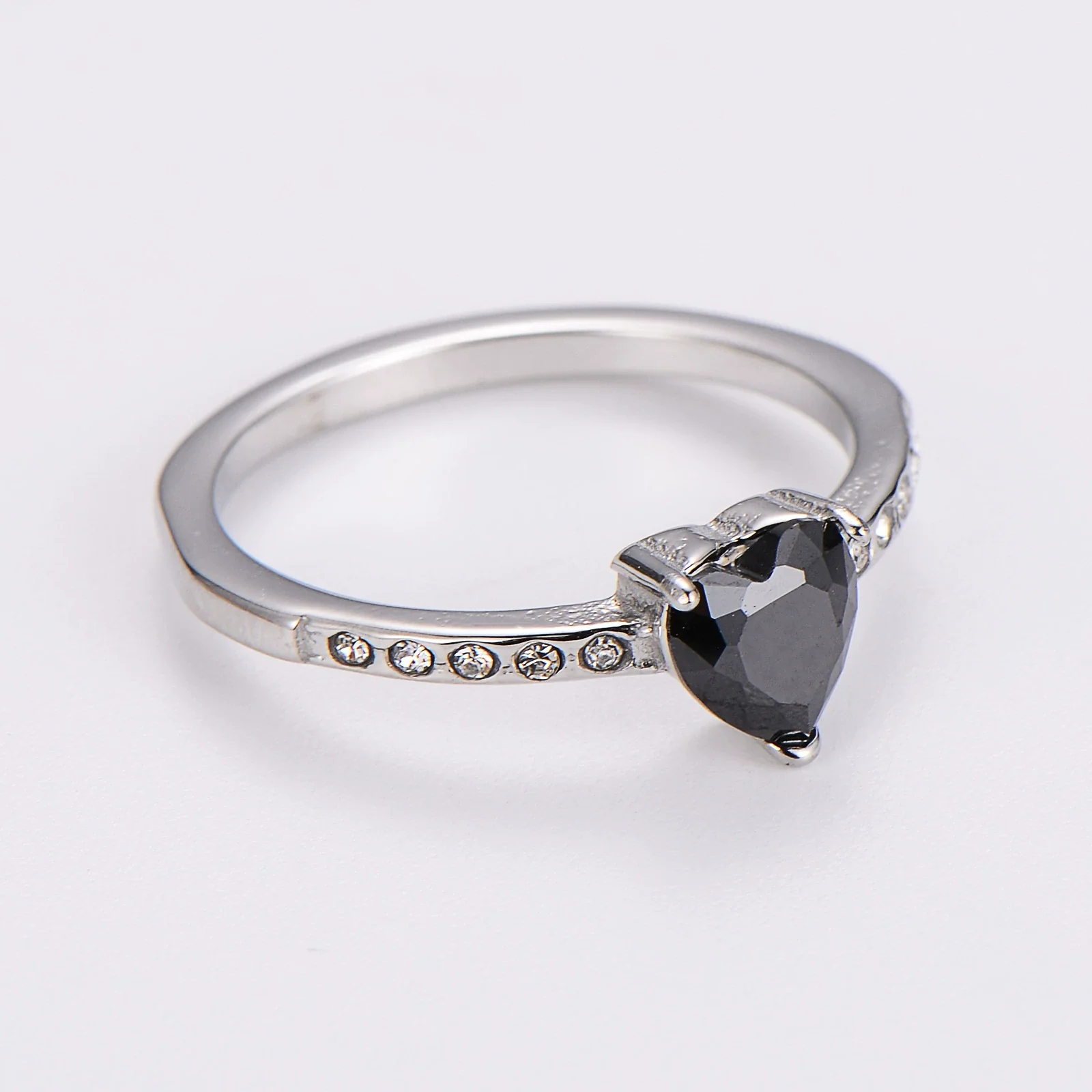 Wholesale Elegant Electroplated Stainless Steel Heart Shape Inlaid Zircon Colored Diamond Ring For Women - Image 9