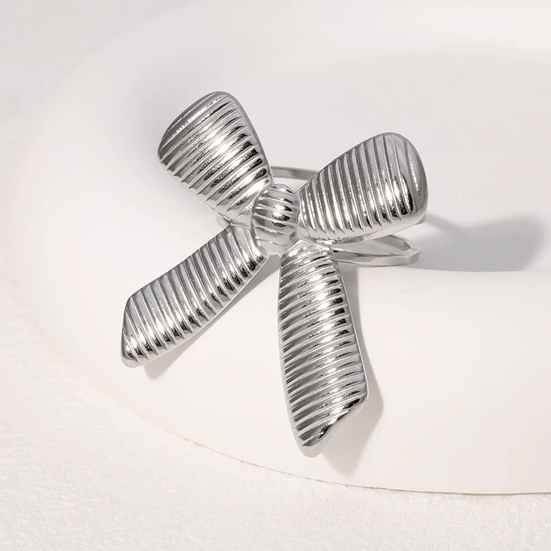 Wholesale Elegant Retro Stainless Steel Electroplated Bow Tie Ring For Women - Image 2