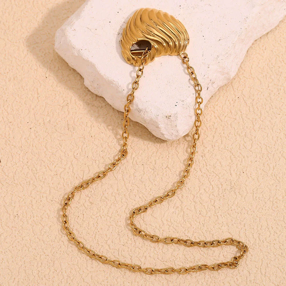 Wholesale Fashion Elegant Heartshaped Titanium Steel And Stainless Steel 18K Goldplated Pendant Necklace For Women - Image 3