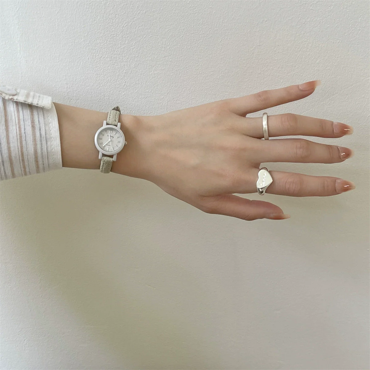 Wholesale Fashion Female Student Mini Dial Round Quartz Watch With Alloy Case And Pu Strap In Rose Red Candy Color - Image 7