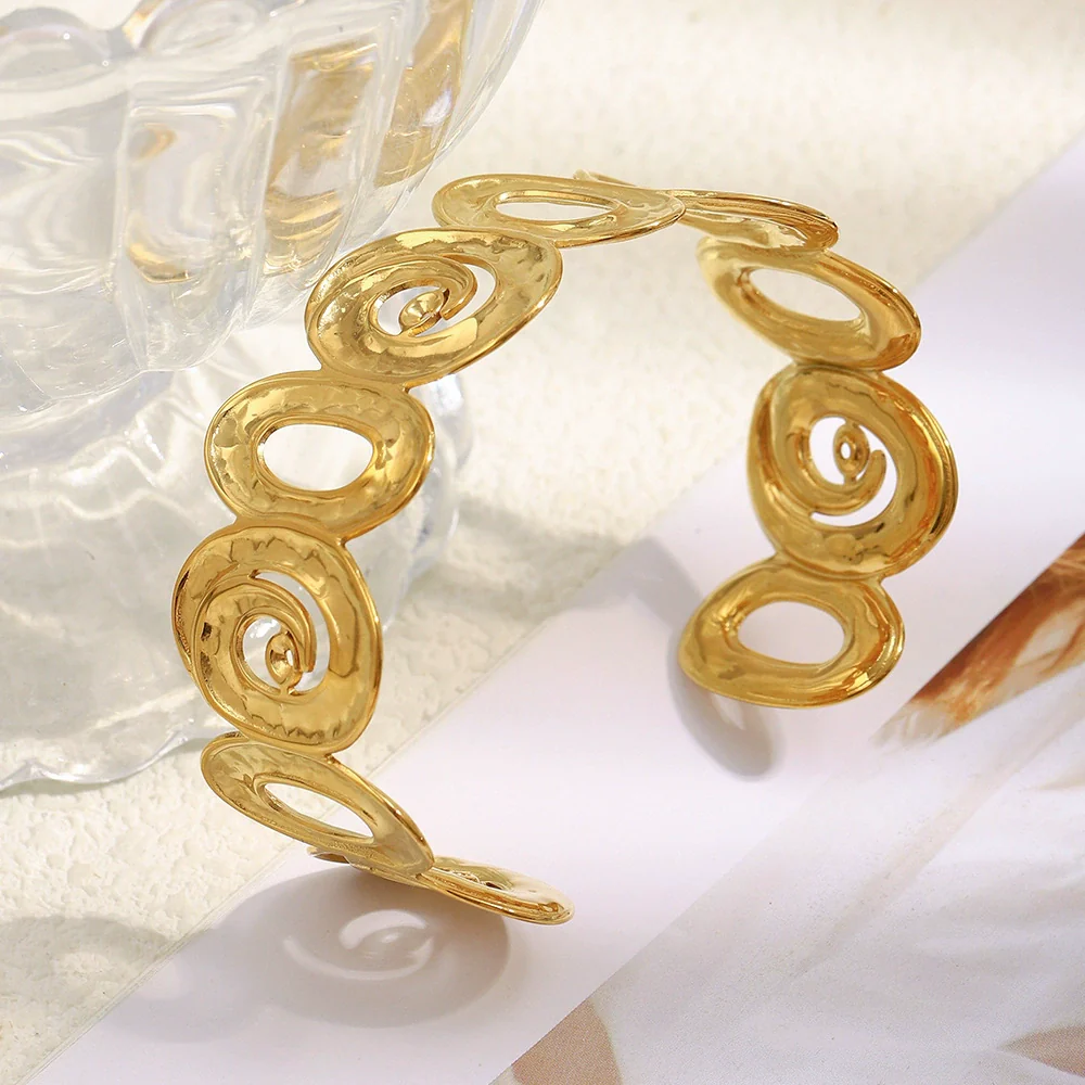 Wholesale Fashion Geometric Spiral Cut Out Design Oil Pressure 18K Gold Plated Stainless Steel Hand Bracelet - Image 4