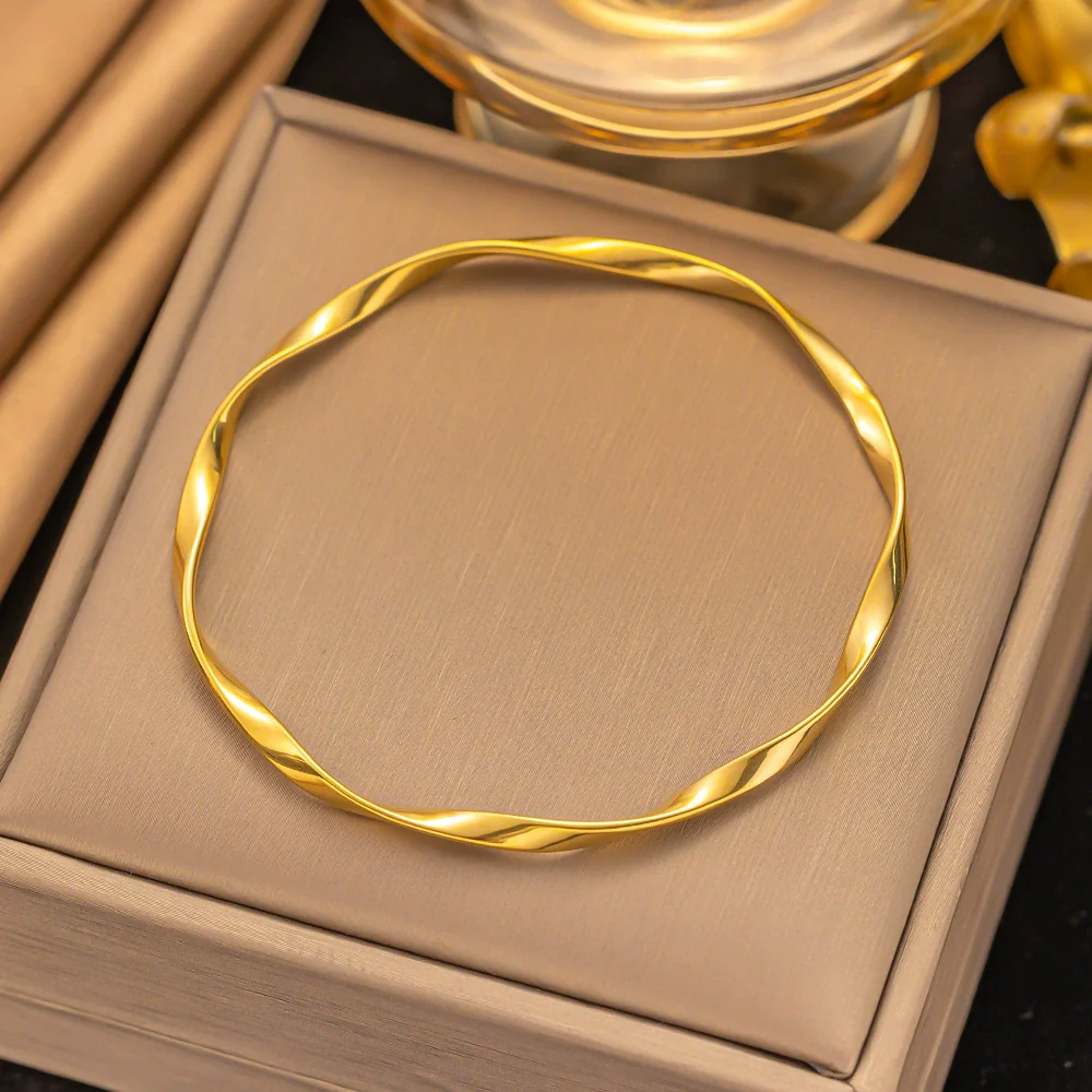 Wholesale Fashion Light Luxury Electroplated Stainless Steel Geometric And Heart Shape Bracelet For Women - Image 4